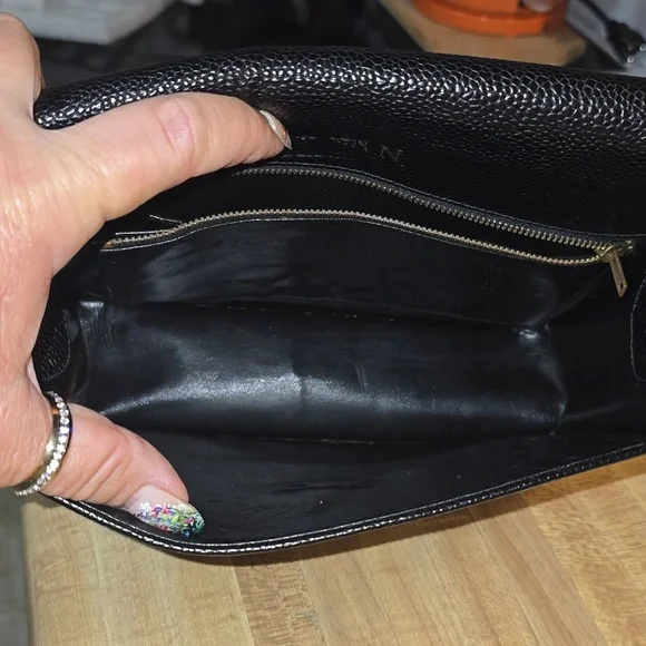 Elegant Mario Valentino Black Leather Unisex Shoulder Bag - Picture 3 of 8